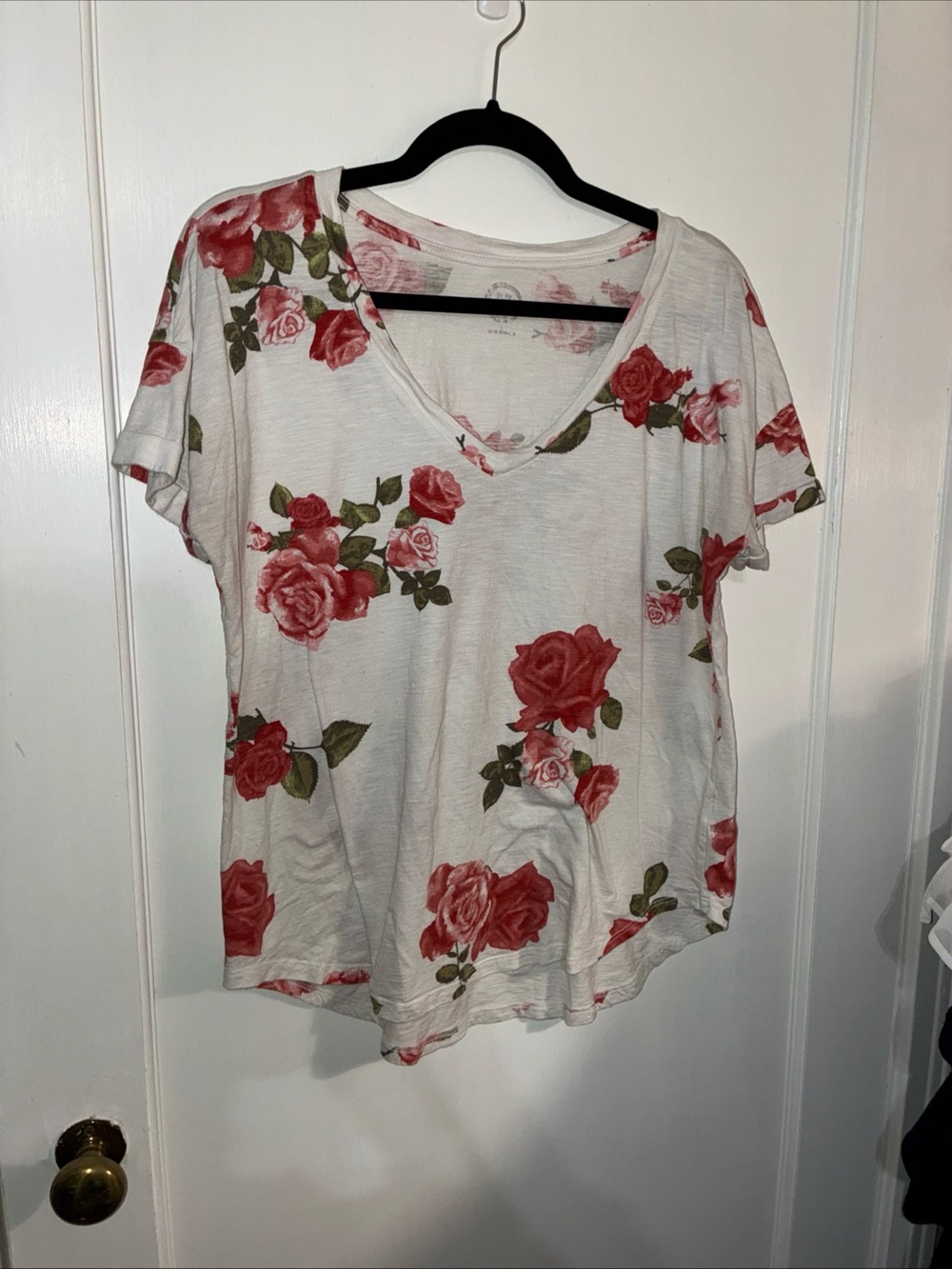 V-Neck Rose Print Tee - White with Red Roses